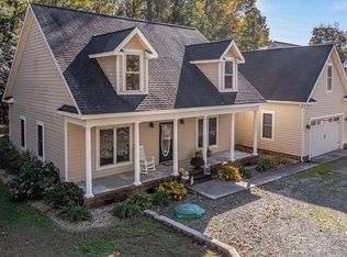 696 Wilton Coves Dr, Hartfield, VA 23071
