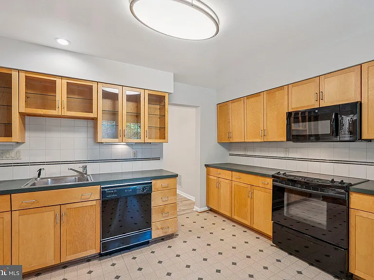 2917 Village Spring Ln — Photo 5