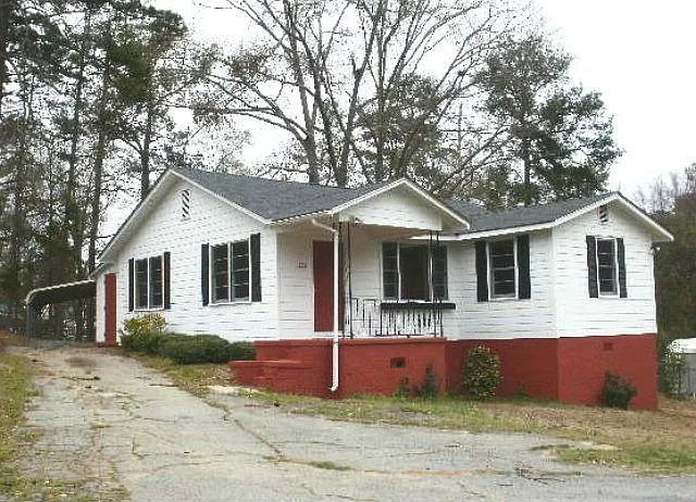 220 Pine Ave photo 1