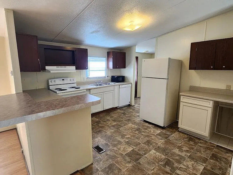 944 Hollywood Dr — Photo 22