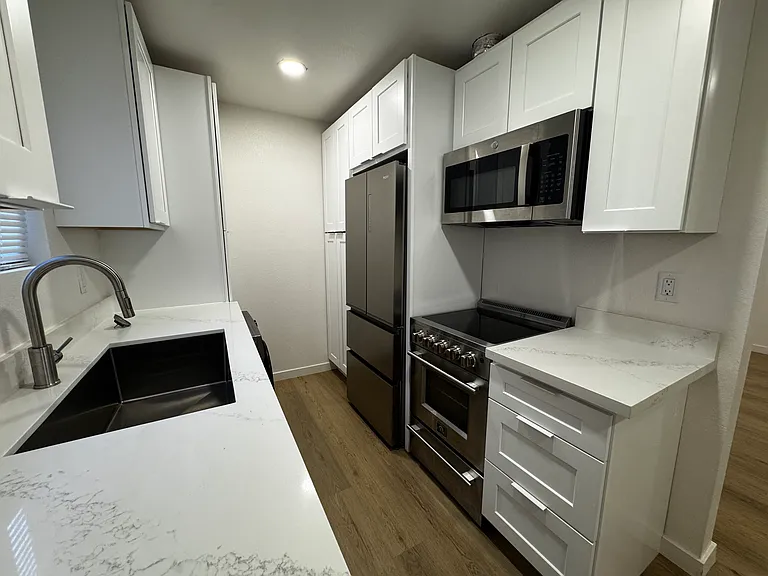 551 S Cloverdale St #1 — Photo 1
