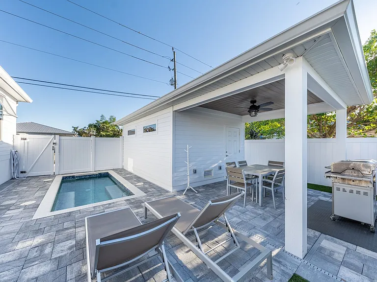 327 Harvey St — Photo 41
