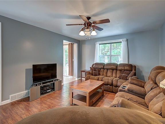 4th image of 305 Emann Dr
