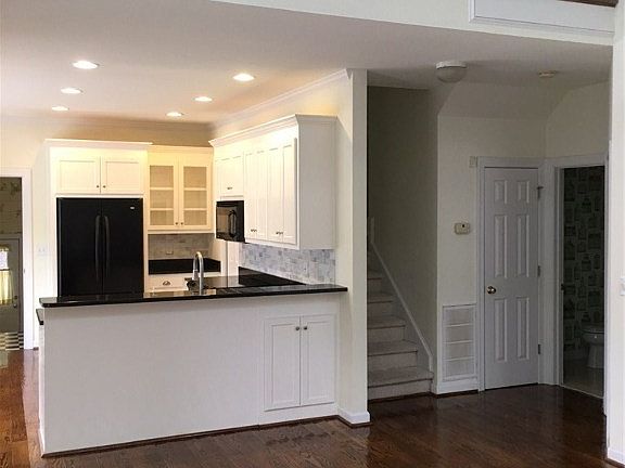 5th image of 229 Herman Melville Ave Unit Na