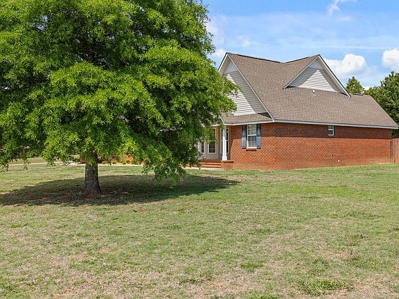 3rd image of 690 Cloverleaf Cir