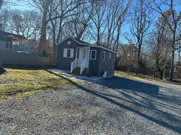 71 Oak Ave, Flanders, NY 11901