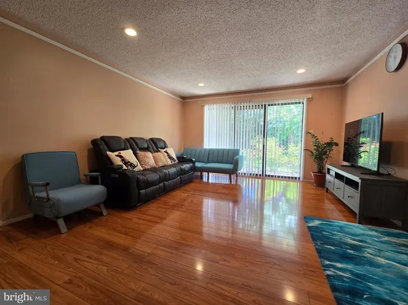 13 Rickard Ct, Lawrence Township, NJ 08648