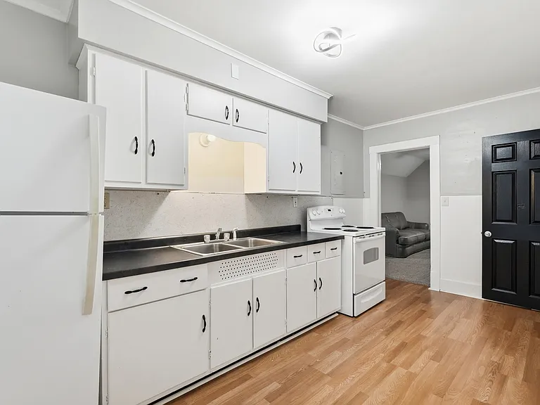 334 1/2 W 9th St #1 — Photo 8