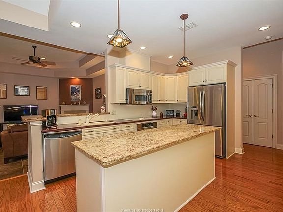 3rd image of 8 Lenora Dr
