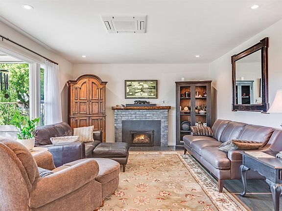 2nd image of 800 Easton Drive