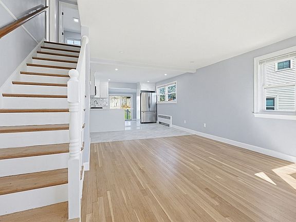 4th image of 185 Suffolk Ave
