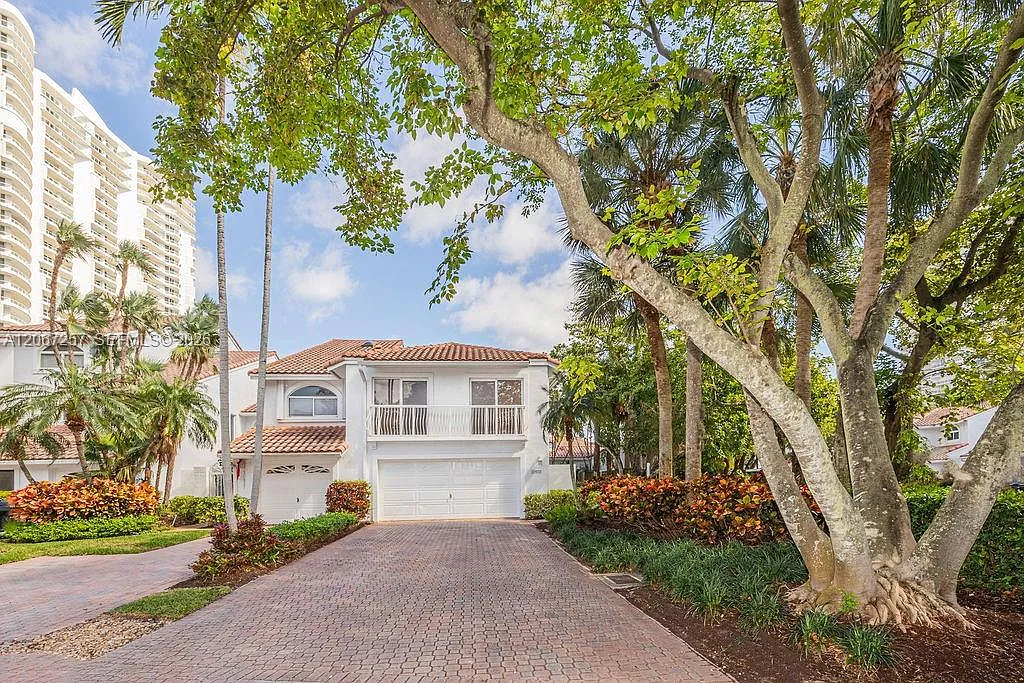 Golden Pointe — Photo 1