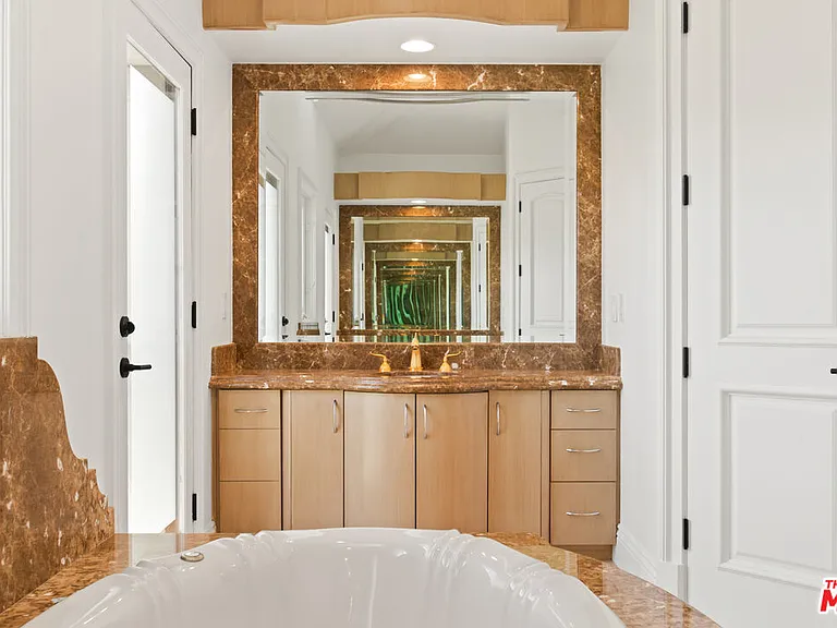 520 N Palm Dr — Photo 29