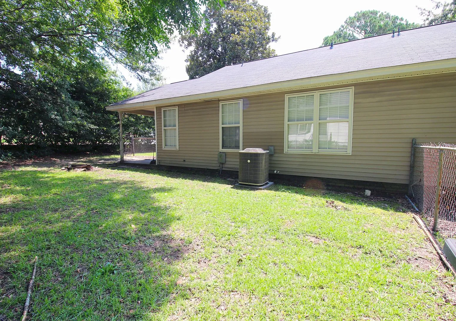 Pre-Leasing 2027! 3 Bedroom, 2 Bath - 1150 Olympia Avenue#A! — Photo 2