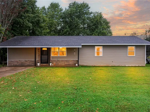 911 Pecan St, Huntsville, AR 72740