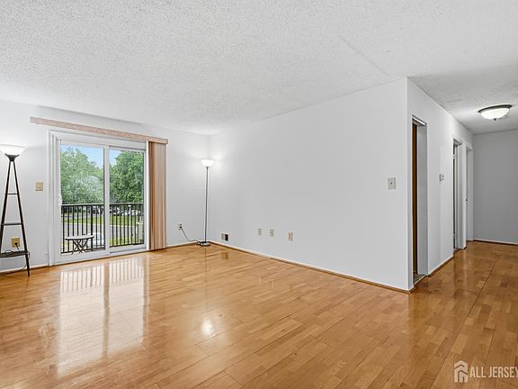 5th image of 334 Lancaster Ct