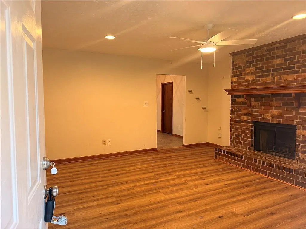 3 bed, 2.0 bath, 1261 sqft, $2,250 — Photo 3