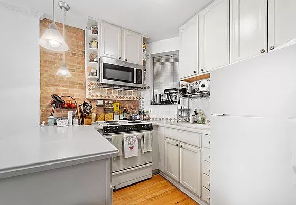 3rd image of 160 E 91st St APT 3K