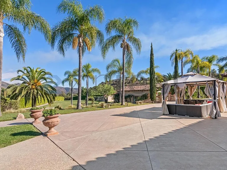 18545 Aliso Canyon Rd — Photo 33