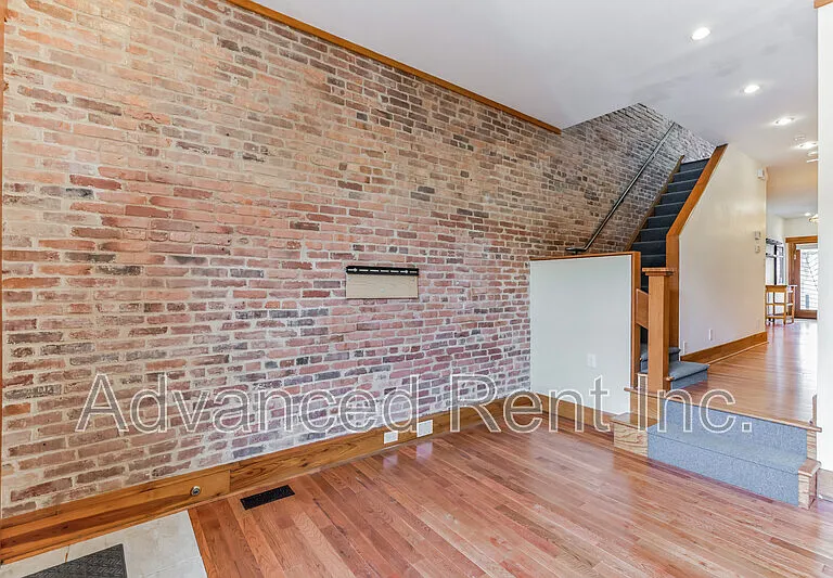 2802 E Fairmount Ave — Photo 8