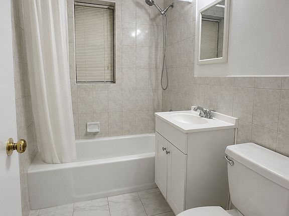 4th image of 418 Main St APT B2