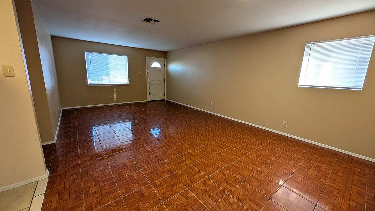 3 bed, 1.0 bath, 955 sqft, $1,095 — Photo 3