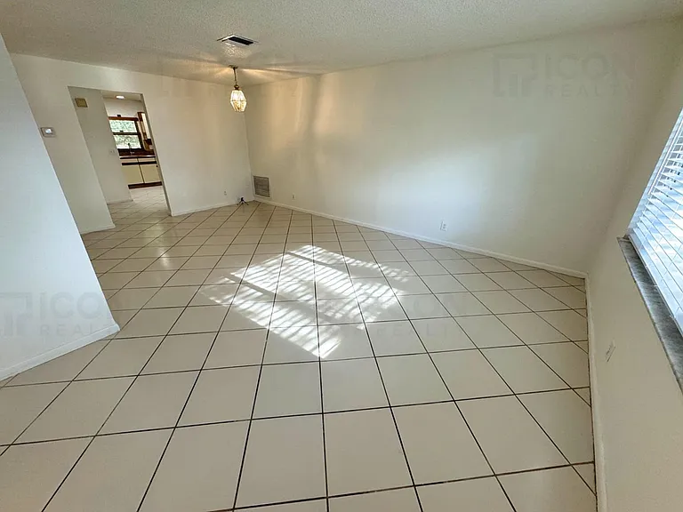 61 SW 34th Ave — Photo 3