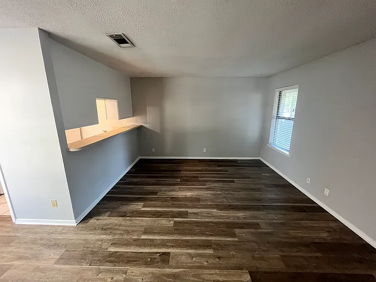 906 N Austin St — Photo 1