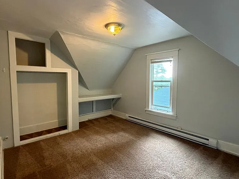 810 E Division St — Photo 11