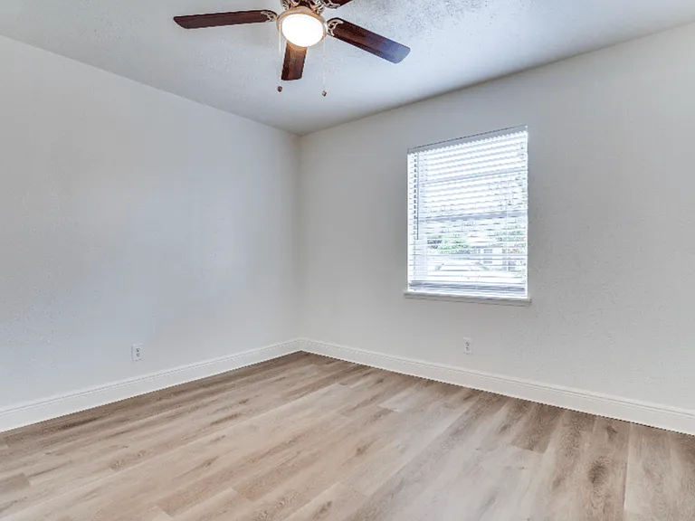 5913 Maple Ln — Photo 7