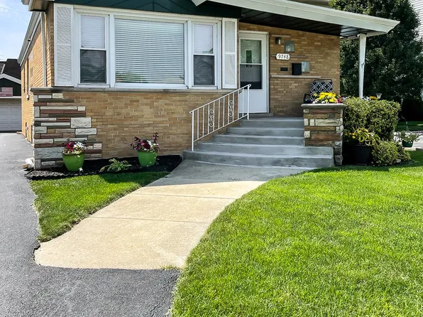 9748 S Troy Ave, Evergreen Park, IL 60805