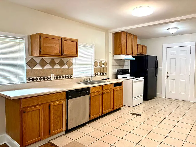 1346 Westmont Rd SW — Photo 2