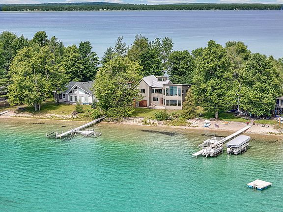 2nd image of 38 Treasure Island Rd