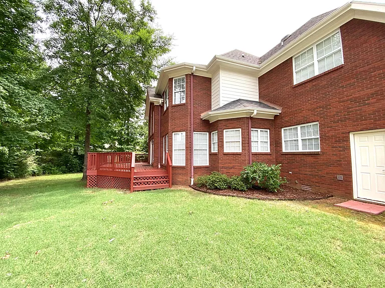 2505 Clifton Dr SE — Photo 3