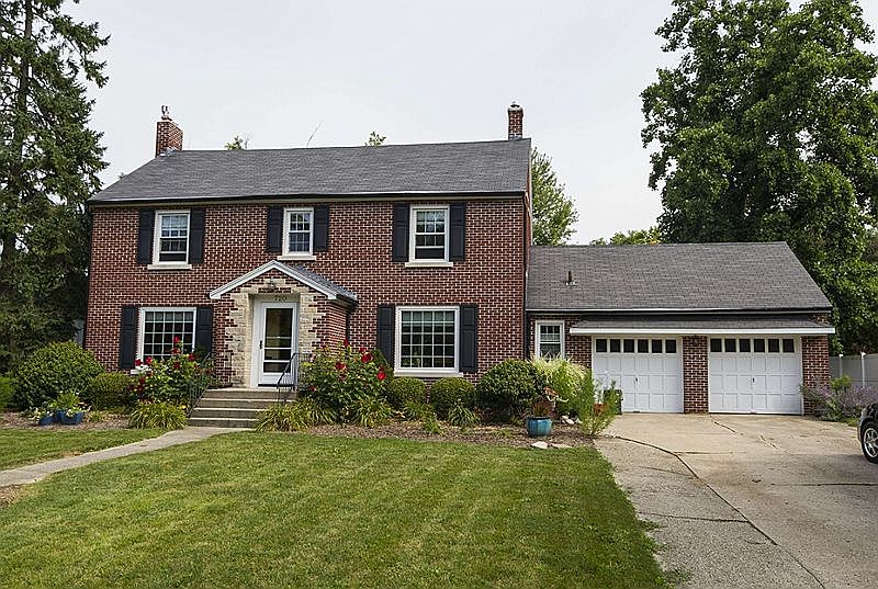 1st image of 720 W Park Dr