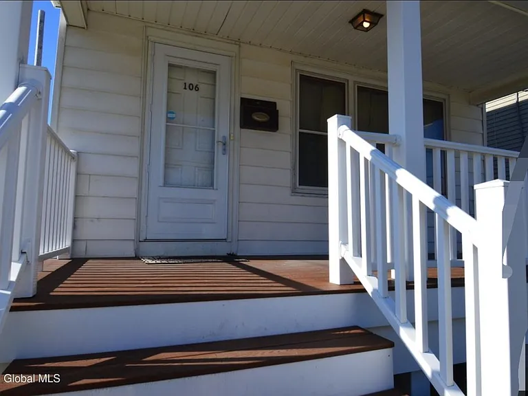 106 Henry St — Photo 2