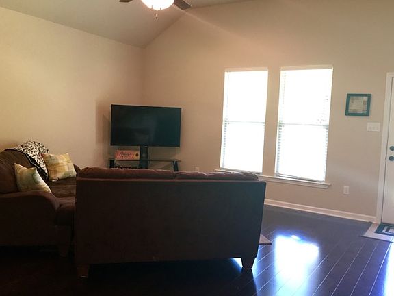 3rd image of 435 Cypress Garden