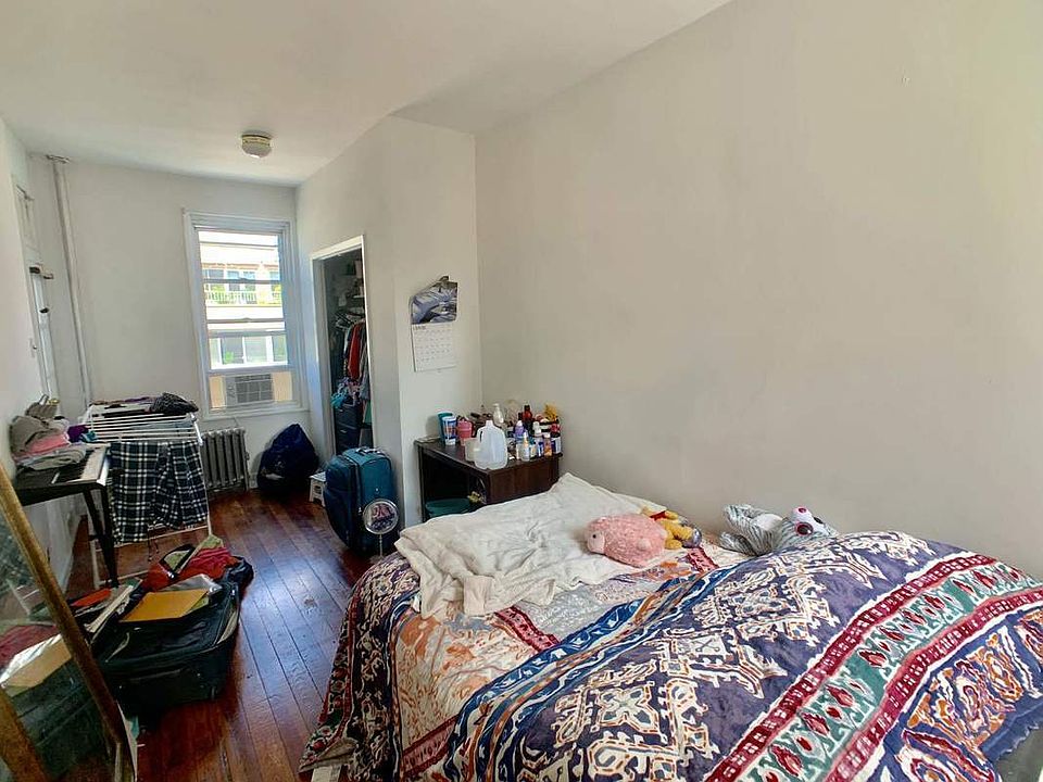2nd image of 522 E 11th St