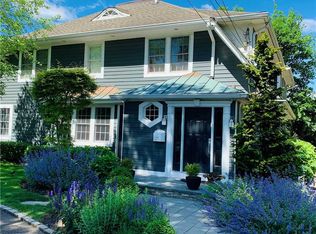 980 Smith Ln, Woodmere, NY 11598