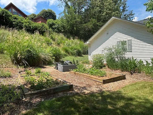 142 Reems Creek Rd — Photo 36