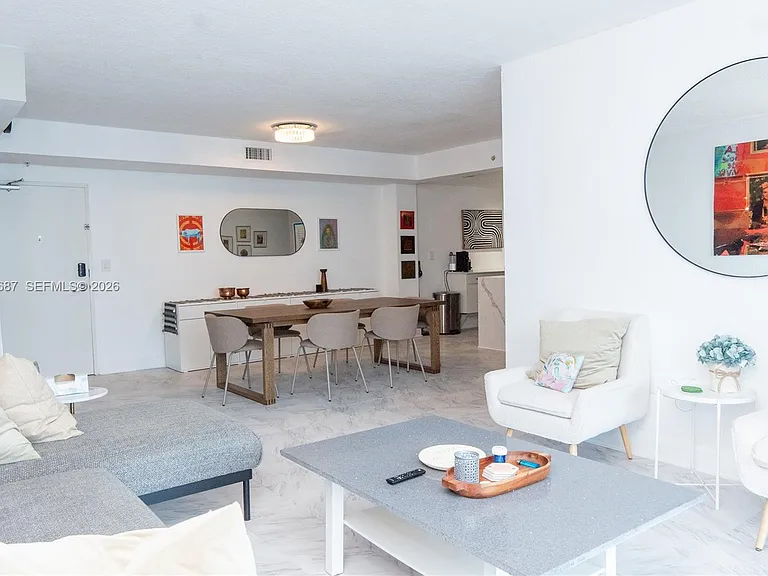 7501 E Treasure Dr #5M — Photo 2