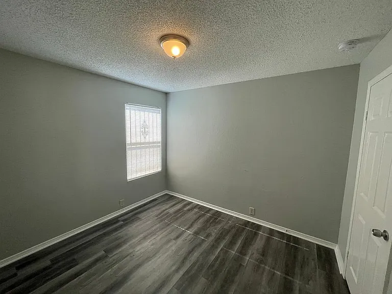 846 Trinity Ln — Photo 9