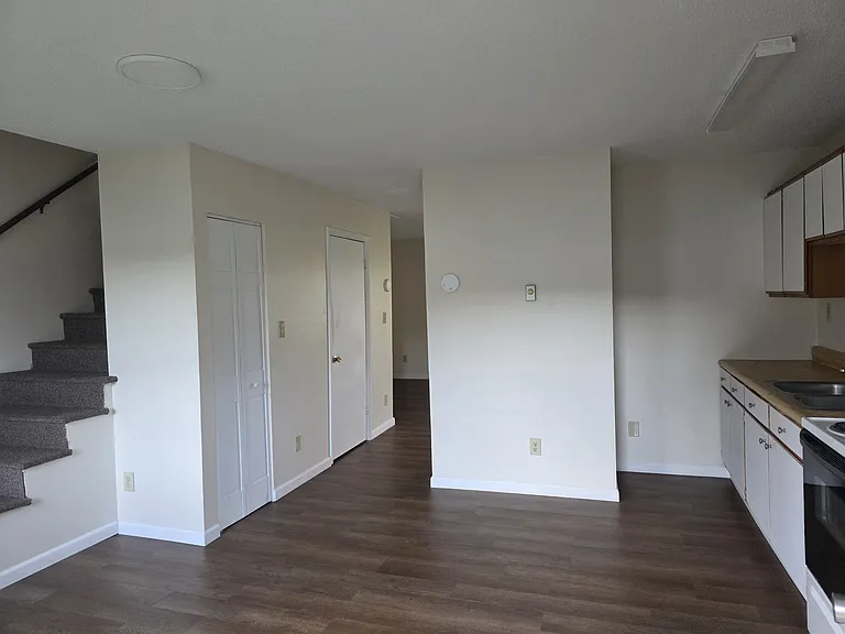 320 Hubbard St — Photo 25
