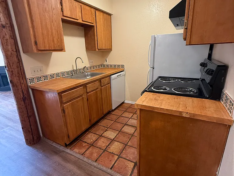 2600 W Zia Rd #B14 — Photo 4