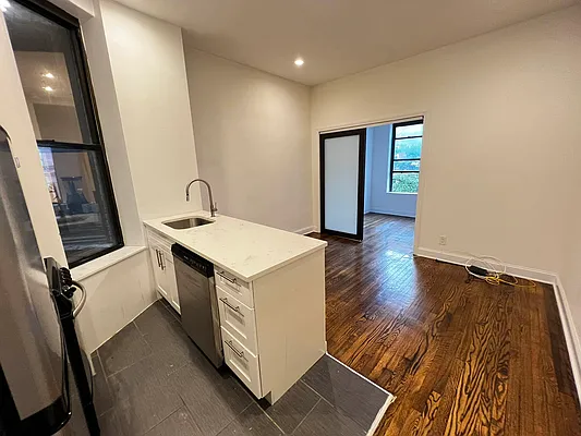 Rented by Salon Realty Corp | media 10