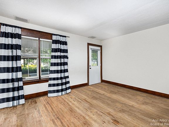 5th image of 110 E Henry St