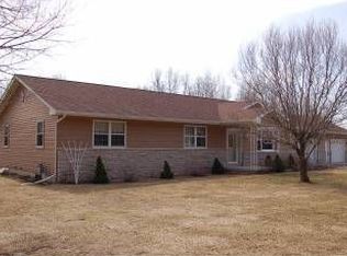 E2261 Woodridge Dr, Waupaca, WI 54981