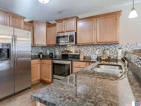 4th image of 901 Carlton Cir