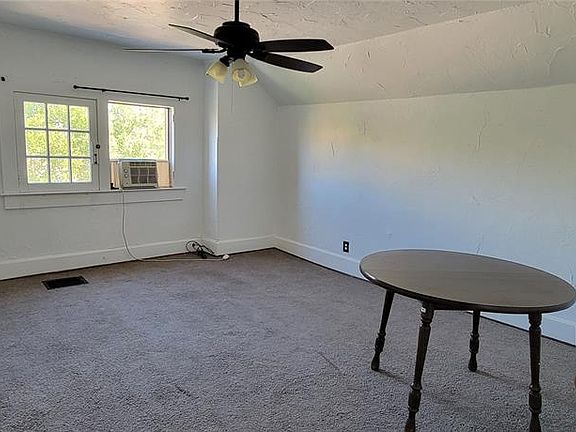 5th image of 902 Greenwood Ave