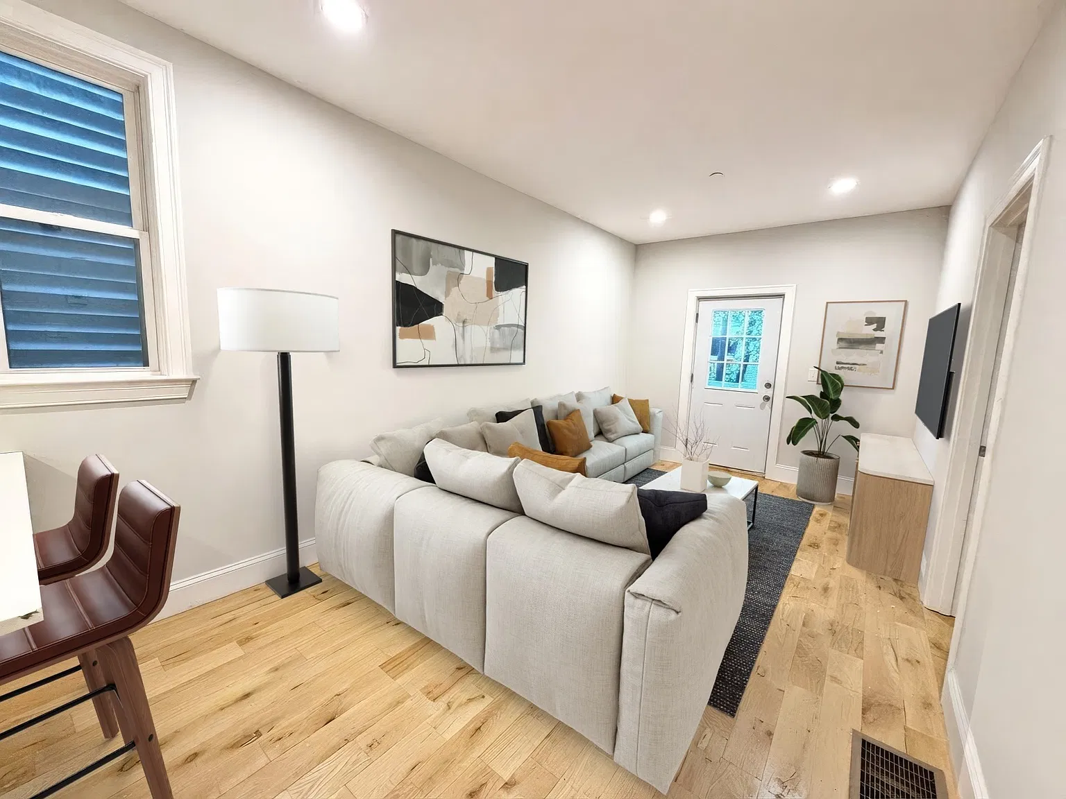 3 bed, 2.0 bath, 842 sqft, $3,800 — Photo 3